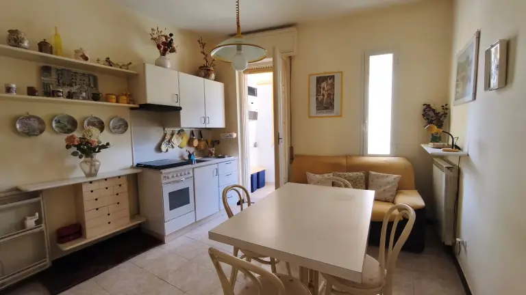 Sanremo, inizio Via Dante, Bilocale arredato, balcone verandato e vista monti