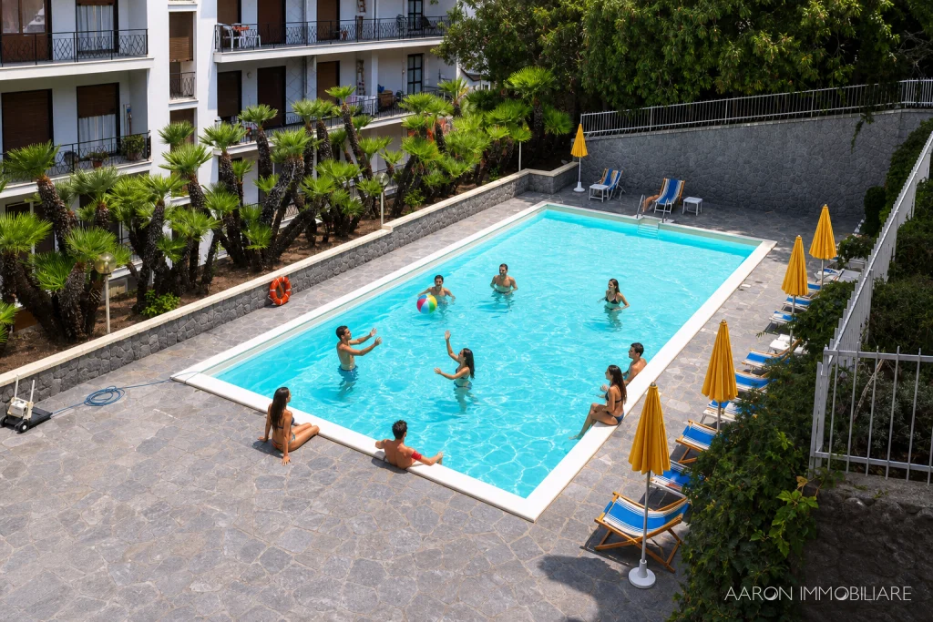 Sanremo, collinare, monolocale con piscina, terrazzo e box.