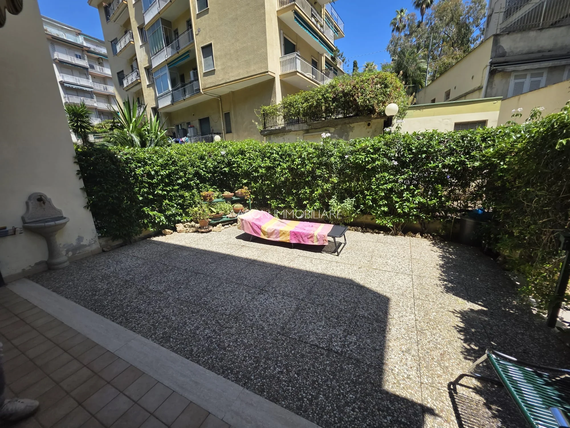 Sanremo, zona Foce,  trilocale con giardino e box auto